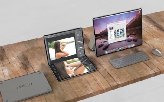 Ordinateurs portables et accessoires sur un bureau en bois