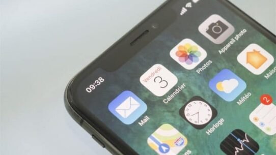 Écran d'accueil d'un smartphone avec diverses applications