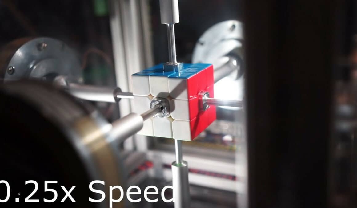 Cube Rubik fixé dans un appareil mécanique à 0,25x vitesse