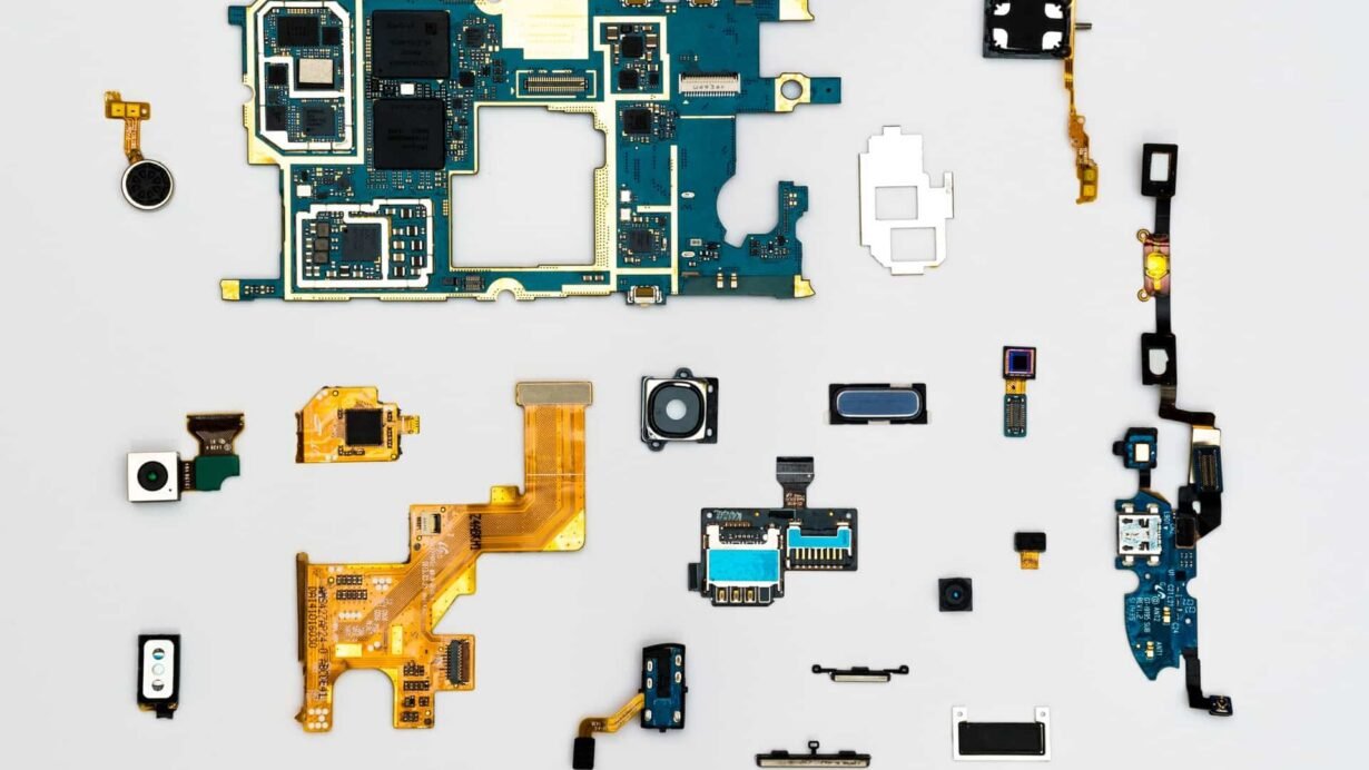 Composants électroniques variés sur fond blanc