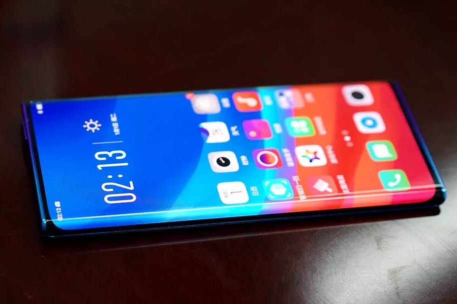 Smartphone moderne avec écran incurvé affichant une interface colorée