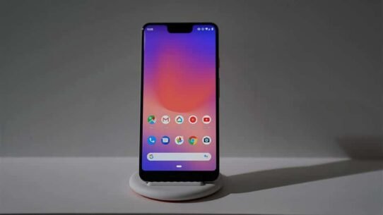 Smartphone sur un socle de charge sans fil avec écran allumé