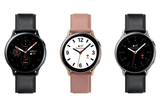 Trois montres connectées avec différents cadrans et bracelets