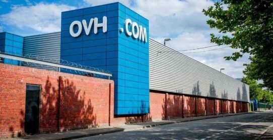 Bâtiment du centre de données OVH avec logo sur la façade
