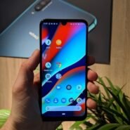 Main tenant un smartphone avec écran d'accueil coloré