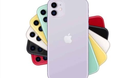 Collection colorée d'iPhones alignés en éventail