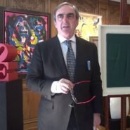 Homme en costume devant des œuvres d'art contemporain dans une galerie