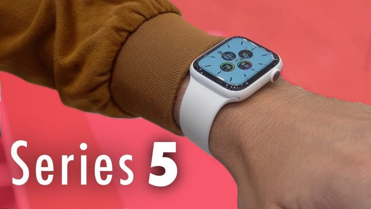 Montre connectée Series 5 avec bracelet blanc sur un poignet