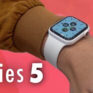 Montre connectée Series 5 avec bracelet blanc sur un poignet