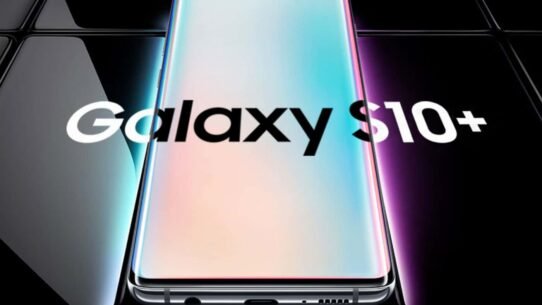 Smartphone Galaxy S10 Plus sur fond noir