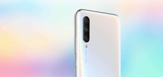 Smartphone blanc avec triple caméra sur fond pastel