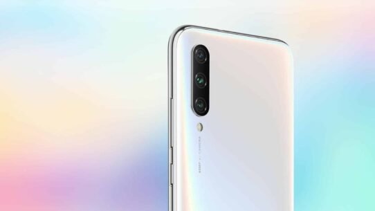 Smartphone blanc avec triple caméra sur fond pastel