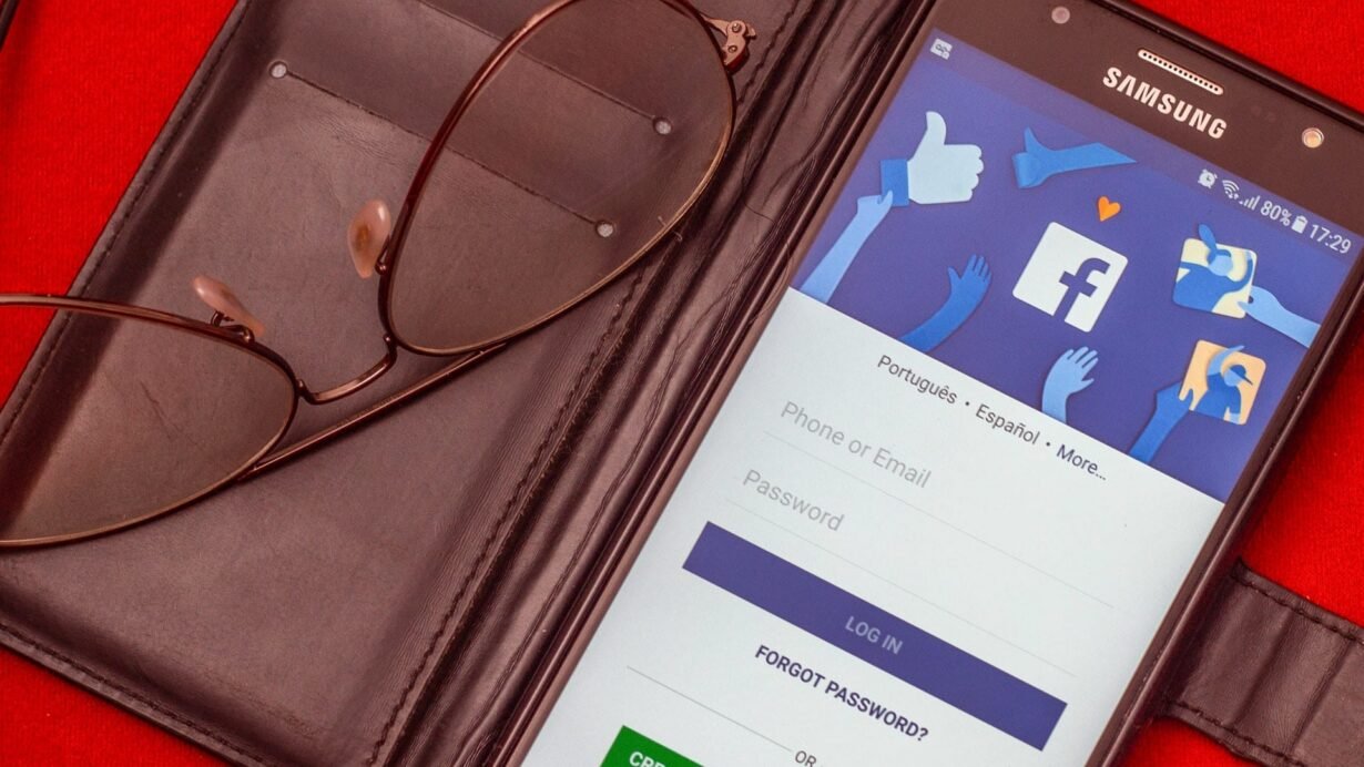 Écran de connexion Facebook sur un smartphone Samsung