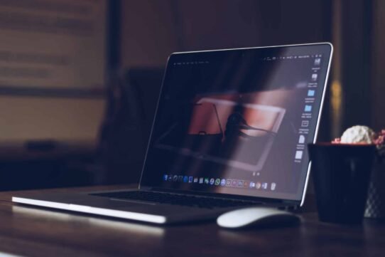 Ordinateur portable sur un bureau avec une tasse et une souris