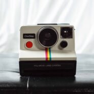 Appareil photo instantané rétro sur un fond blanc