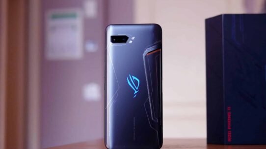 Smartphone de jeu avec design futuriste sur une table