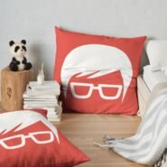 Coussins rouges avec motif blanc sur un sol en bois