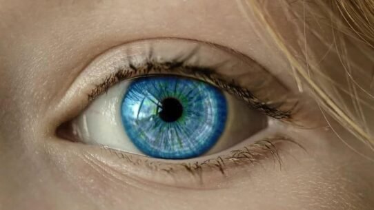 Gros plan sur un œil bleu avec des détails captivants