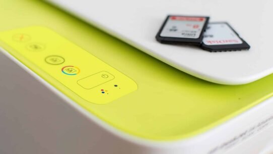 Gros plan sur une imprimante moderne avec des cartes SD