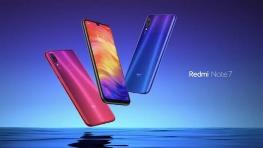 Trois smartphones Redmi Note 7 flottant sur fond bleu