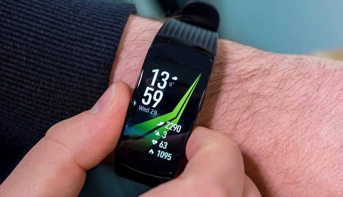 Montre connectée avec affichage de données de santé sur le poignet