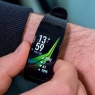 Montre connectée avec affichage de données de santé sur le poignet