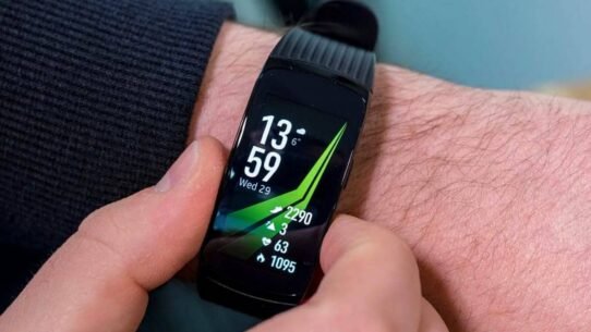 Montre connectée avec affichage de données de santé sur le poignet