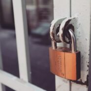 Cadenas doré fixé sur une grille métallique