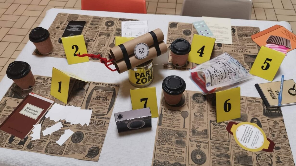 Table de jeu avec indices numérotés et accessoires divers