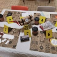 Table de jeu avec indices numérotés et accessoires divers