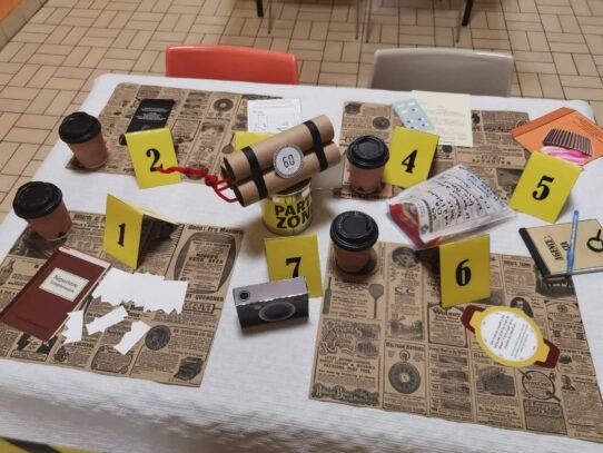 Table de jeu avec indices numérotés et accessoires divers