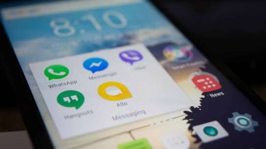 Écran de smartphone avec des applications de messagerie affichées