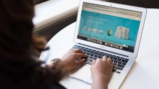 Personne utilisant un MacBook Air pour naviguer sur un site Android