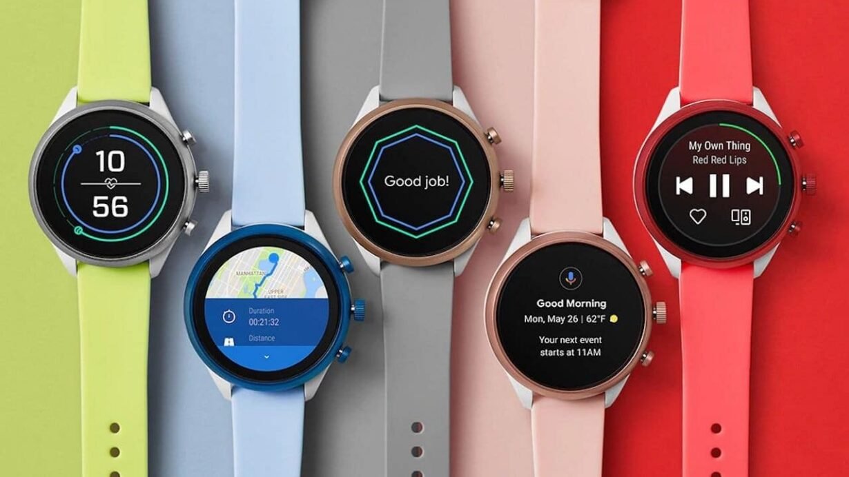 Cinq montres connectées colorées affichant diverses fonctionnalités