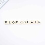Clavier et smartphone autour de lettres formant le mot blockchain
