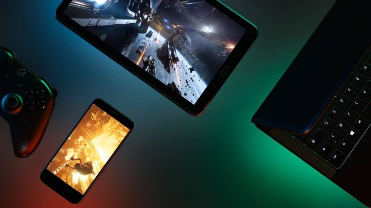 Console, smartphone et tablette affichant des jeux vidéo