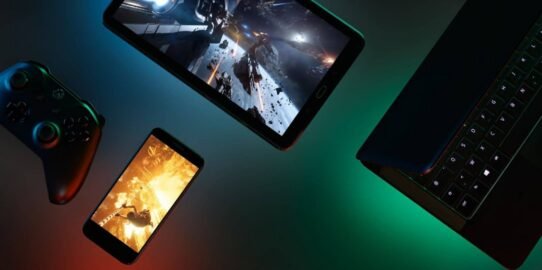 Console, smartphone et tablette affichant des jeux vidéo