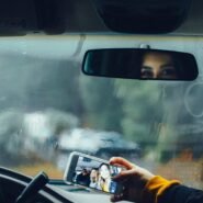 Personne prenant un selfie en voiture par temps pluvieux