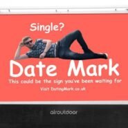 Panneau d'affichage avec une publicité humoristique pour un site de rencontre