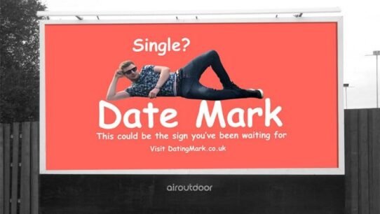 Panneau d'affichage avec une publicité humoristique pour un site de rencontre