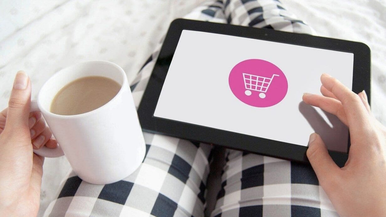 Personne utilisant une tablette pour faire des achats en ligne