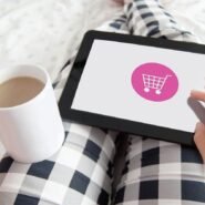 Personne utilisant une tablette pour faire des achats en ligne