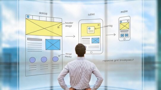 Homme regardant des croquis de conception web responsive