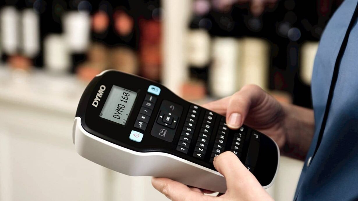 Personne utilisant une étiqueteuse électronique DYMO