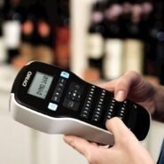 Personne utilisant une étiqueteuse électronique DYMO