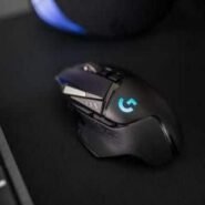 Souris gaming noire avec logo lumineux sur un bureau