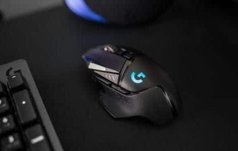 Souris gaming noire avec logo lumineux sur un bureau