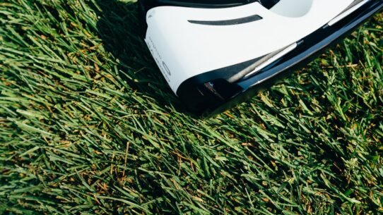 Casque de réalité virtuelle sur une pelouse