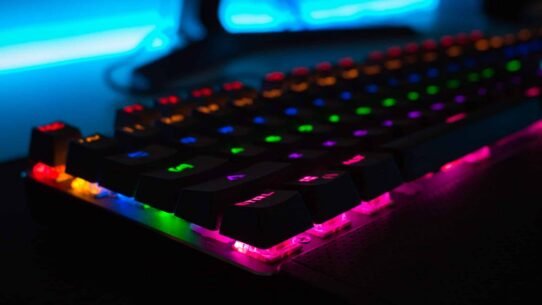 Clavier mécanique rétroéclairé avec des lumières LED multicolores