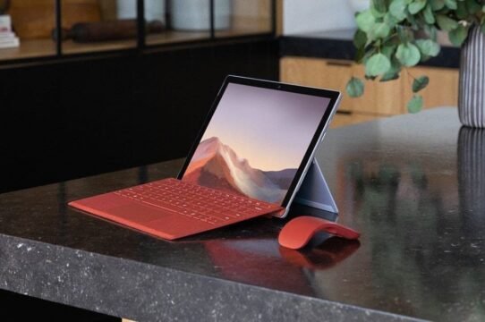 Tablette avec clavier et souris rouge sur une table noire